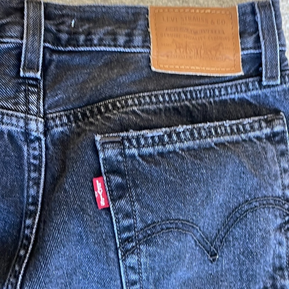 LEVI’S Wedgie Straight Black Ripped Denim Jeans Sz 27
High Rise Pockets Raw Hem - Picture 9 of 9